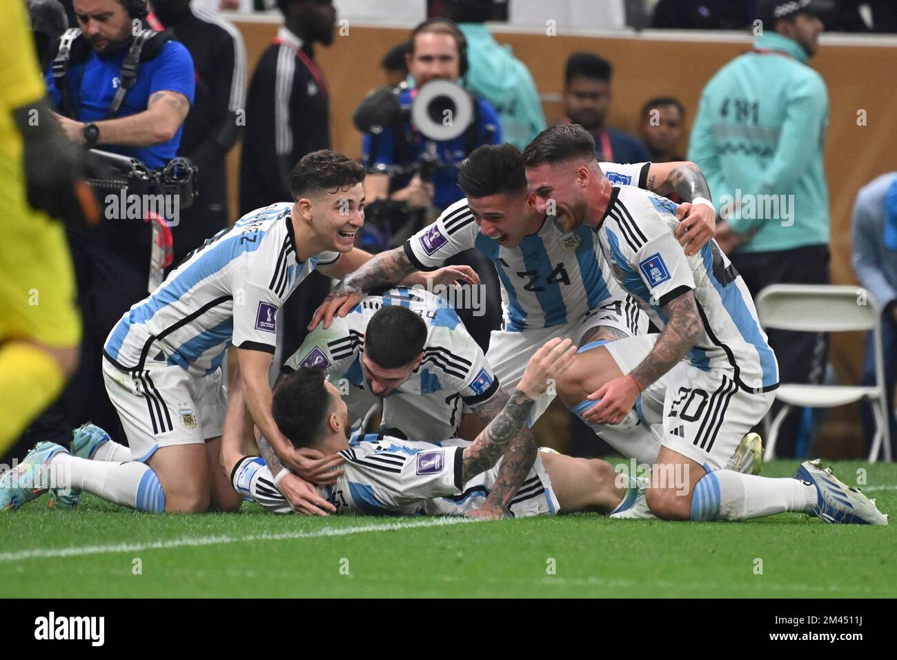 Lusail, Katar, 18/12/2022, Goaljubel Lionel MESSI (ARG) nach dem Tor zu 1-0 durch Elfmeter, Elfmeterball mit ALVAREZ Julian (ARG, li), DE PAUL Rodrigo (ARG), FERNANDEZ Enzo (ARG) und MAC ALLISTER Alexis (ARG), Jubilation, Joy, Enthusiasmus, Action. Game 64, FINALE Argentinien - Frankreich 4-2 ne (3-3) am 18.. Dezember 2022, Lusail Stadium Fußball-Weltmeisterschaft 20122 in Katar ab November 20.. - 18.12.2022? Stockfoto