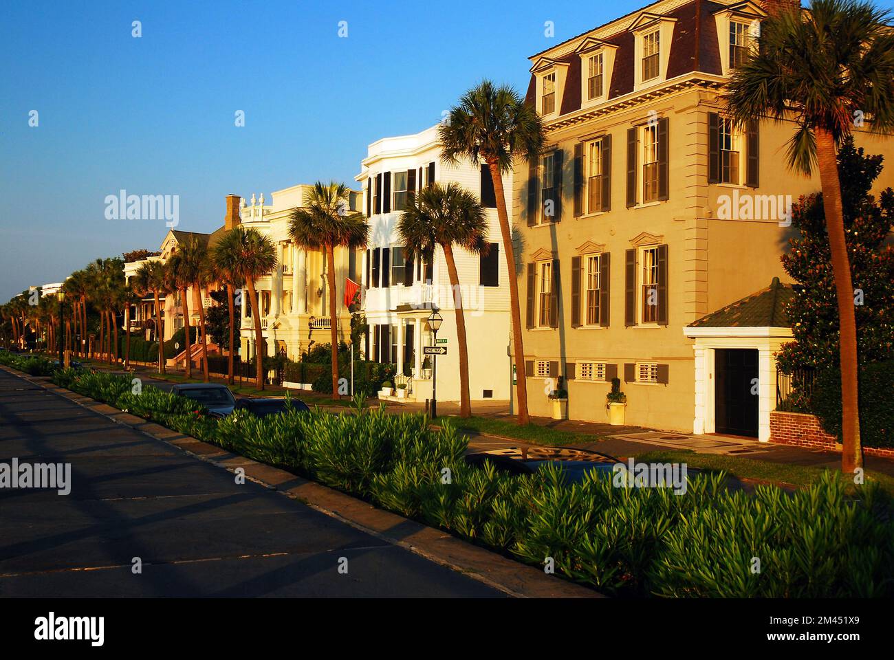Prächtige Häuser aus der Zeit vor dem Bürgerkrieg entlang der East Battery Street am Ufer von Charleston, South Carolina Stockfoto