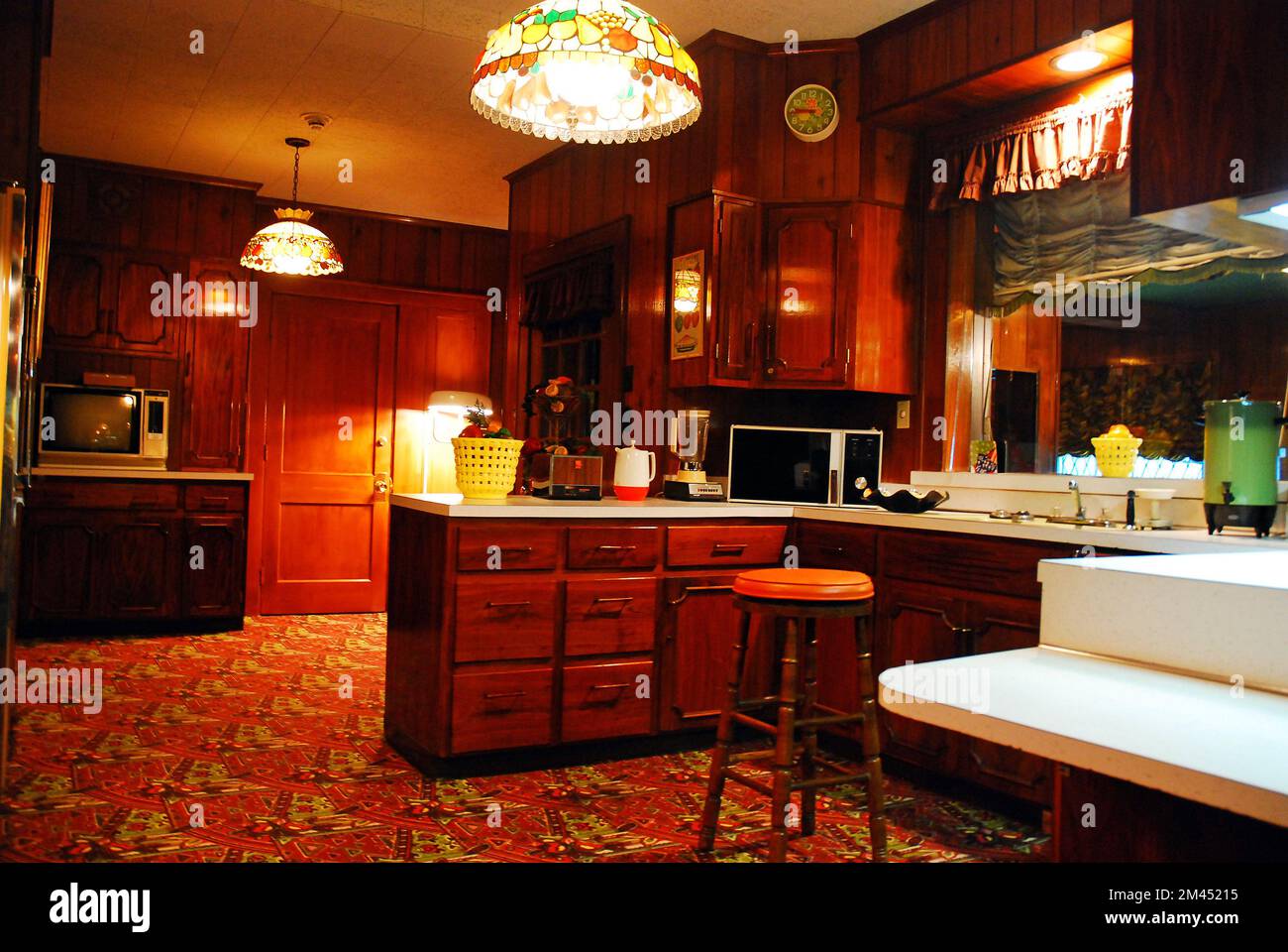 Elvis Presley's Kitchen sieht genauso aus wie 1977 und ist ein Zwischenstopp auf der Graceland Tour. In Memphis, Tennessee Stockfoto