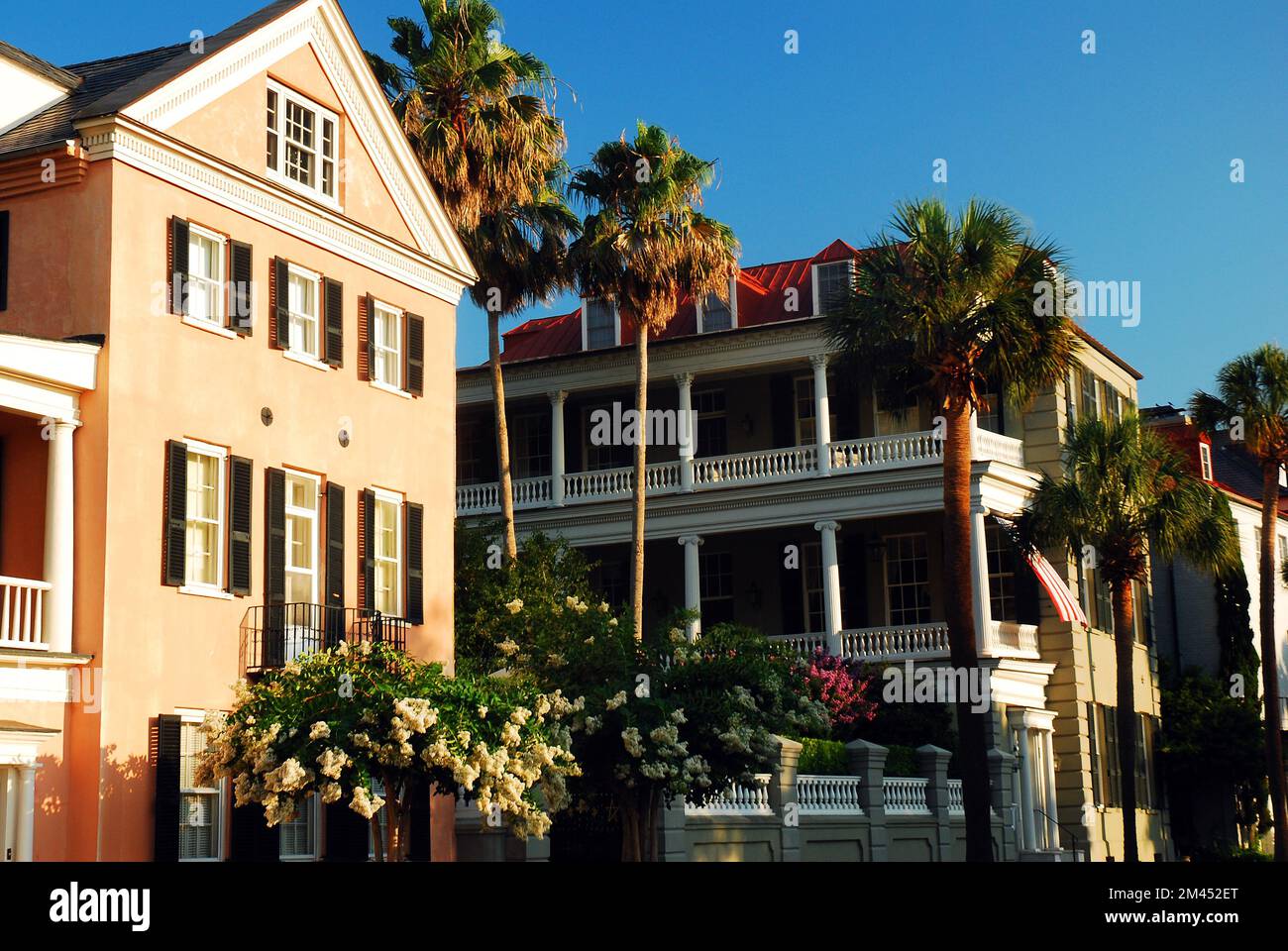 Herrschaftliche Häuser aus der Zeit vor dem Amerikanischen Bürgerkrieg, umgeben von Palmen und üppigen Gärten, säumen die East Battery Waterfront in Charleston, South Carolina Stockfoto