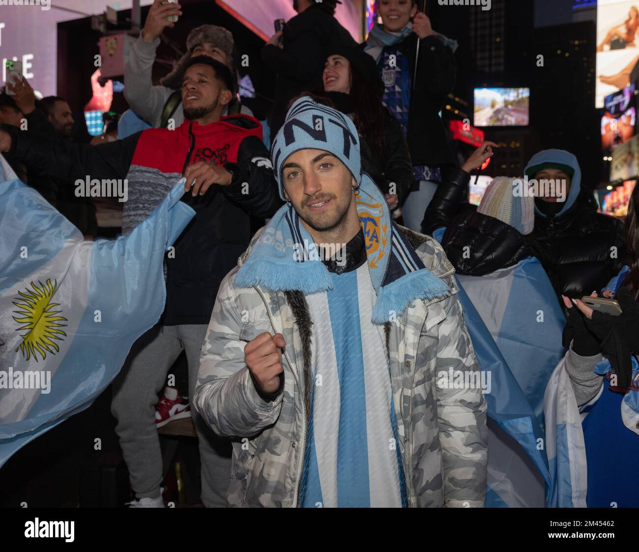 NEW YORK, NEW YORK. — 18. Dezember 2022: Fans treffen sich am Times Square in New York, um Argentiniens Sieg im Finale der FIFA-Weltmeisterschaft 2022 zu feiern. Stockfoto