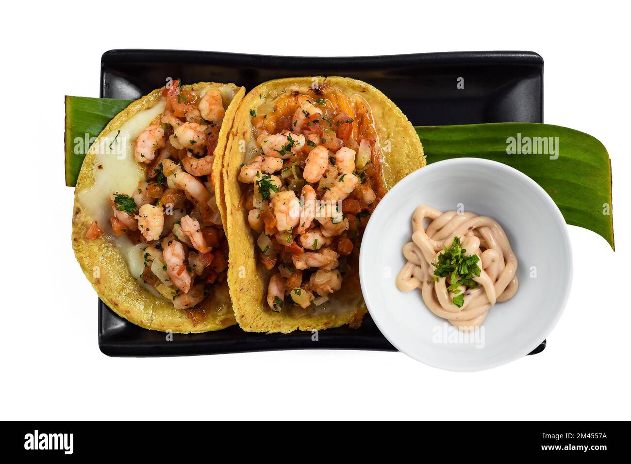 La Viga Tacos mit Garnelen und mexikanischen Saucen Stockfoto