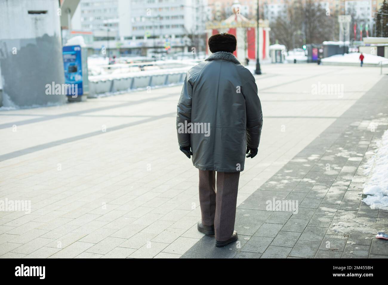 Mann in armer Kleidung. Das Leben des alten Mannes in der Stadt. Mann