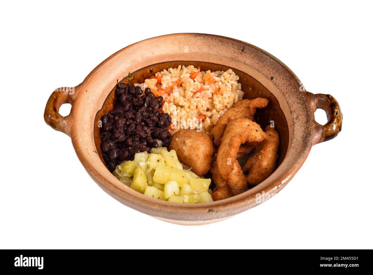 Mexikanisches Traditionsgericht Cazuela mit gebratenem Hähnchen, Bohnen, Reis und Kartoffeln auf weißem Hintergrund, Seitenansicht Stockfoto