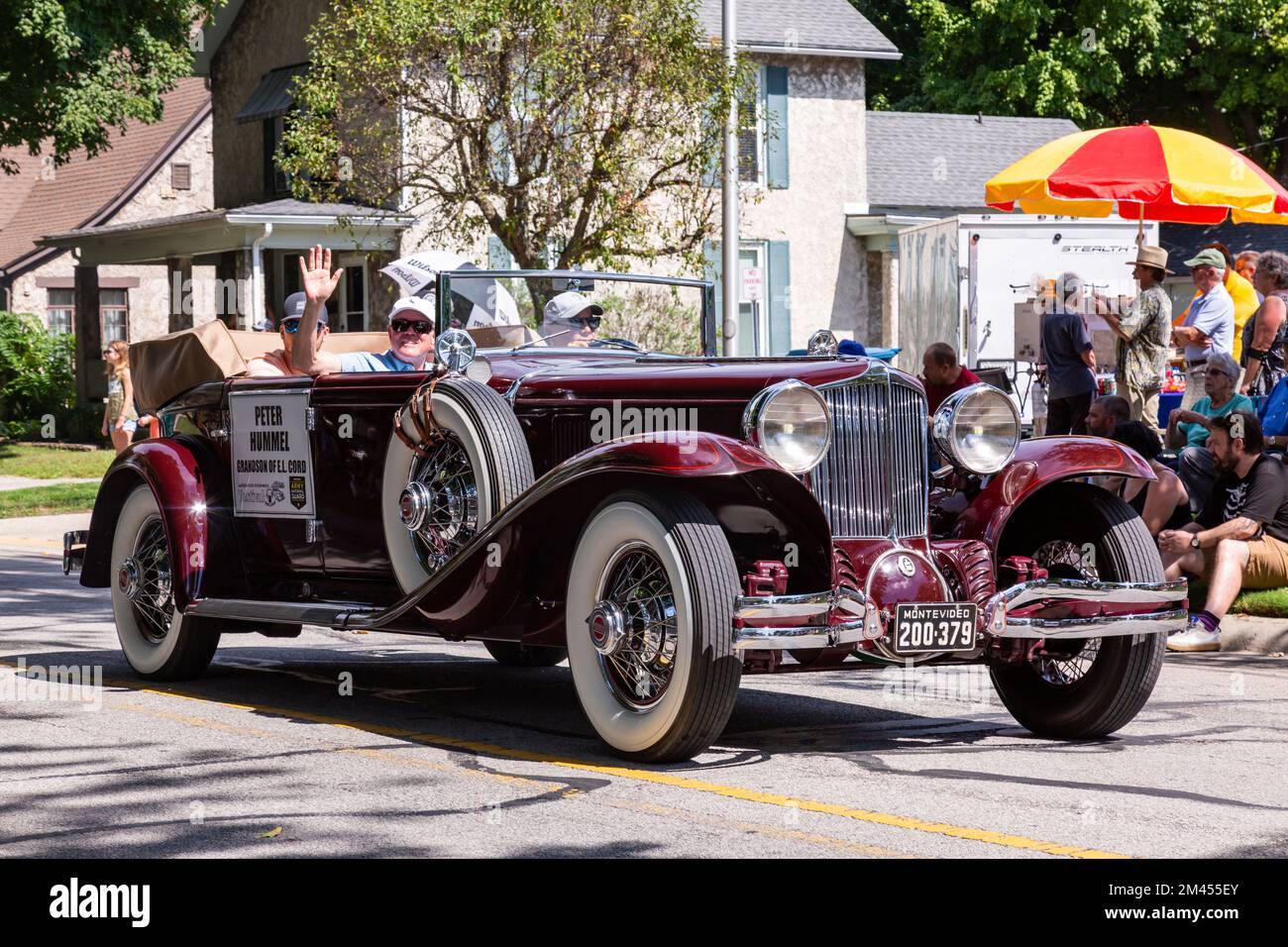 Ein antikes kastanienbraunes Cord L-29 Cabriolet trägt Peter Hummel bei der ACD Festival Parade 2022 in Auburn, Indiana, USA. Stockfoto