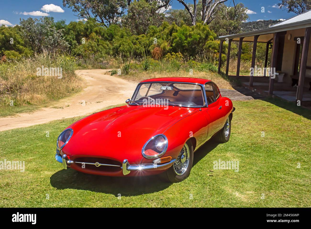 Ein roter Jaguar E Type FHC Sportwagen aus dem Jahr 1962. Stockfoto