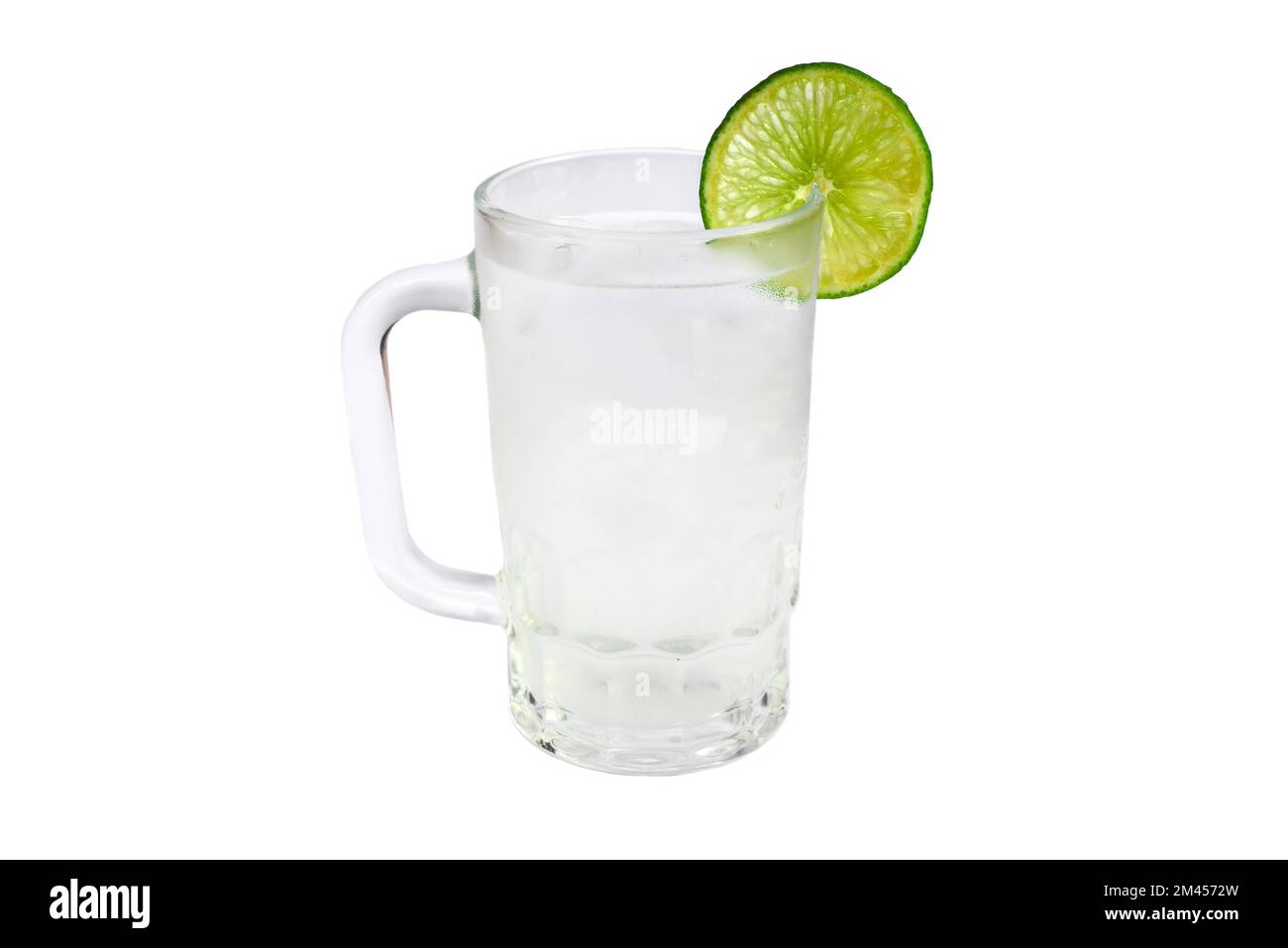 Mexikanisches Getränk Limettensaft mit einer Scheibe Limette auf weißem Hintergrund Stockfoto