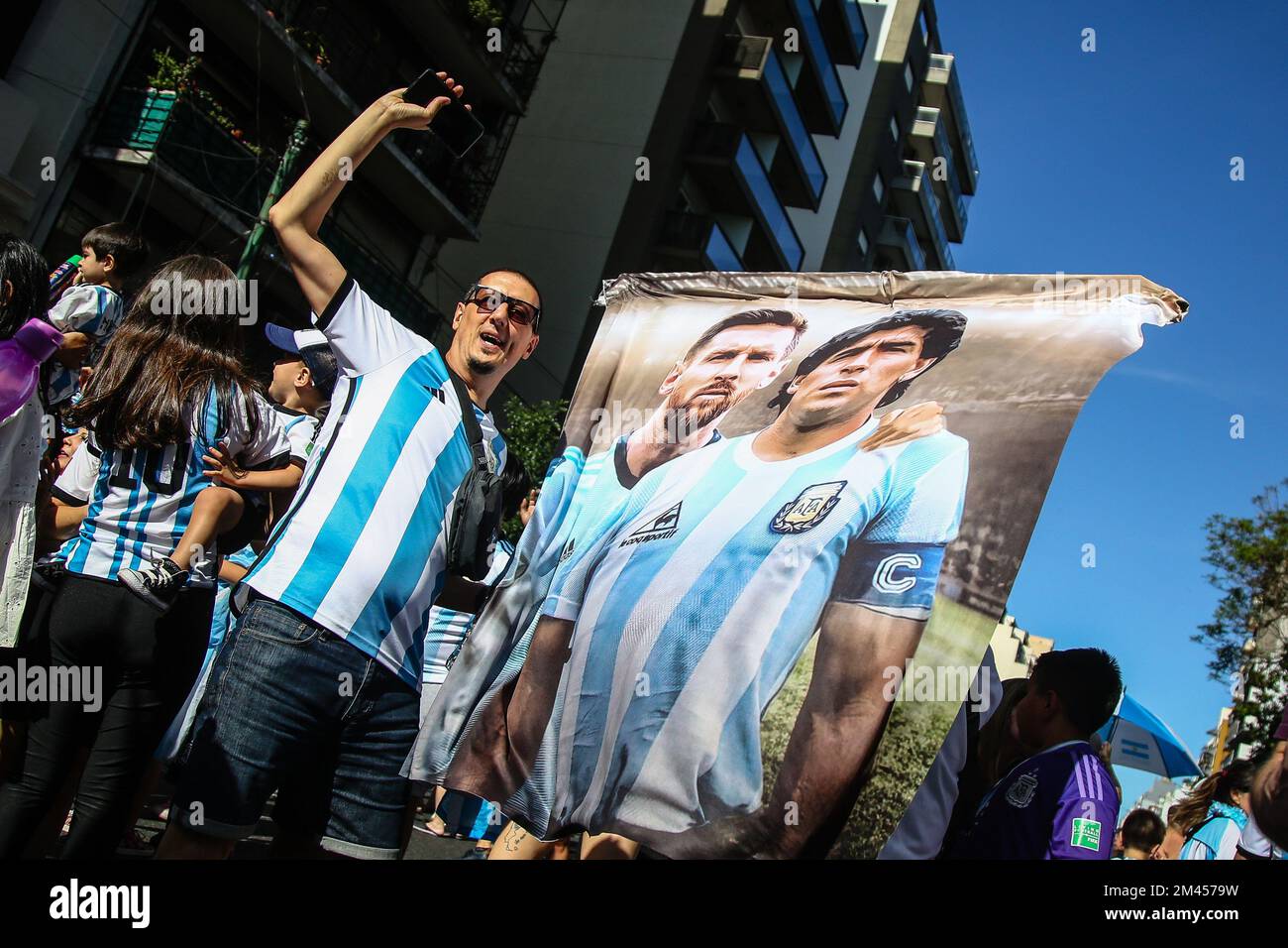 Buenos Aires, Argentinien. 18.. Dezember 2022. Argentinischer Fan posiert mit Diego Maradona und Lionel Messi während der Feier der argentinischen Weltmeisterschaft im Katar 2022, Credit: SOPA Images Limited/Alamy Live News Stockfoto