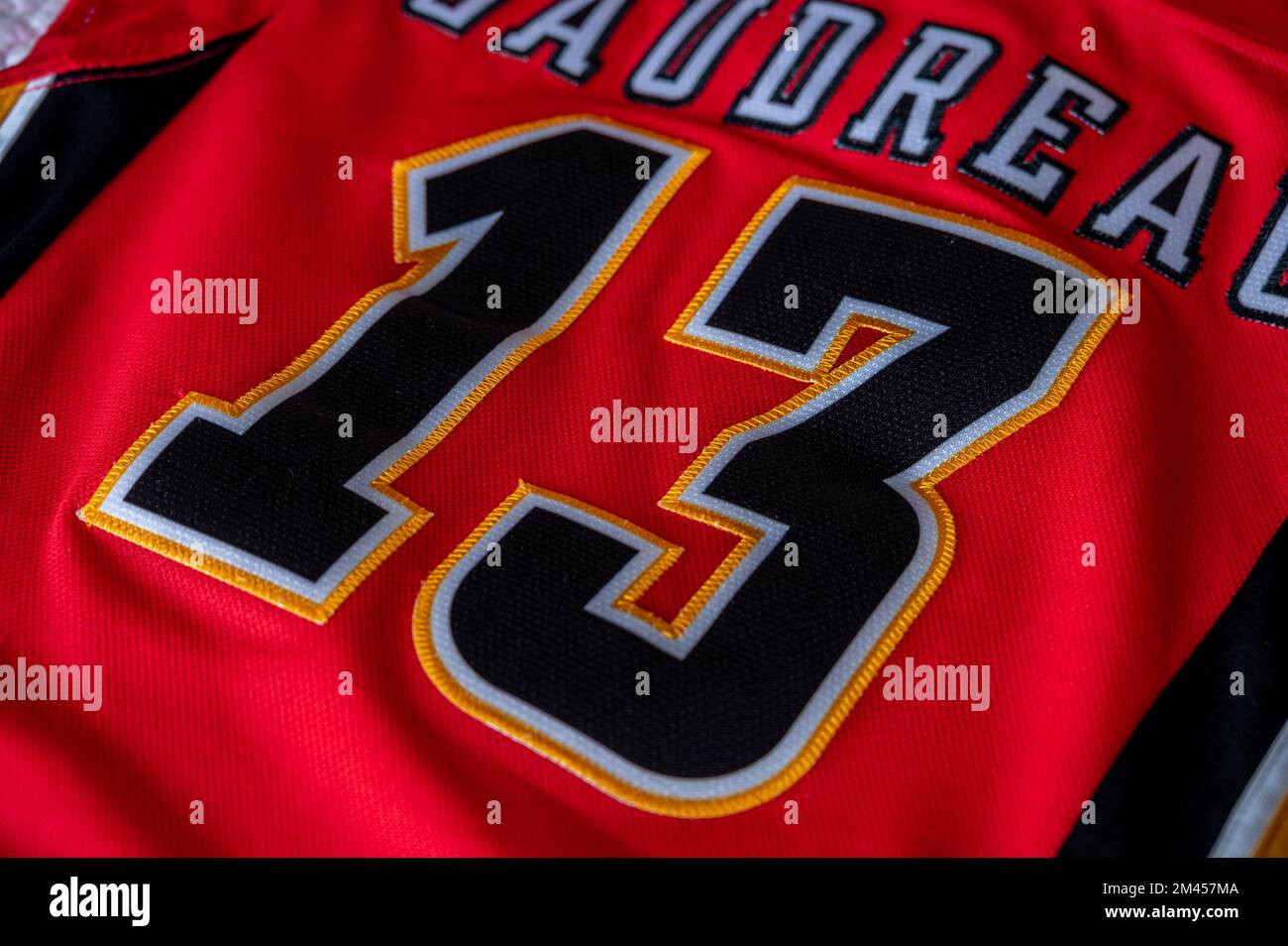 Calgary, Alberta - 11. Dezember 2022: Ein Hockeytrikot der Calgary Flames. Stockfoto