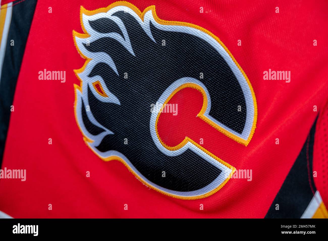 Calgary, Alberta - 11. Dezember 2022: Ein Hockeytrikot der Calgary Flames. Stockfoto