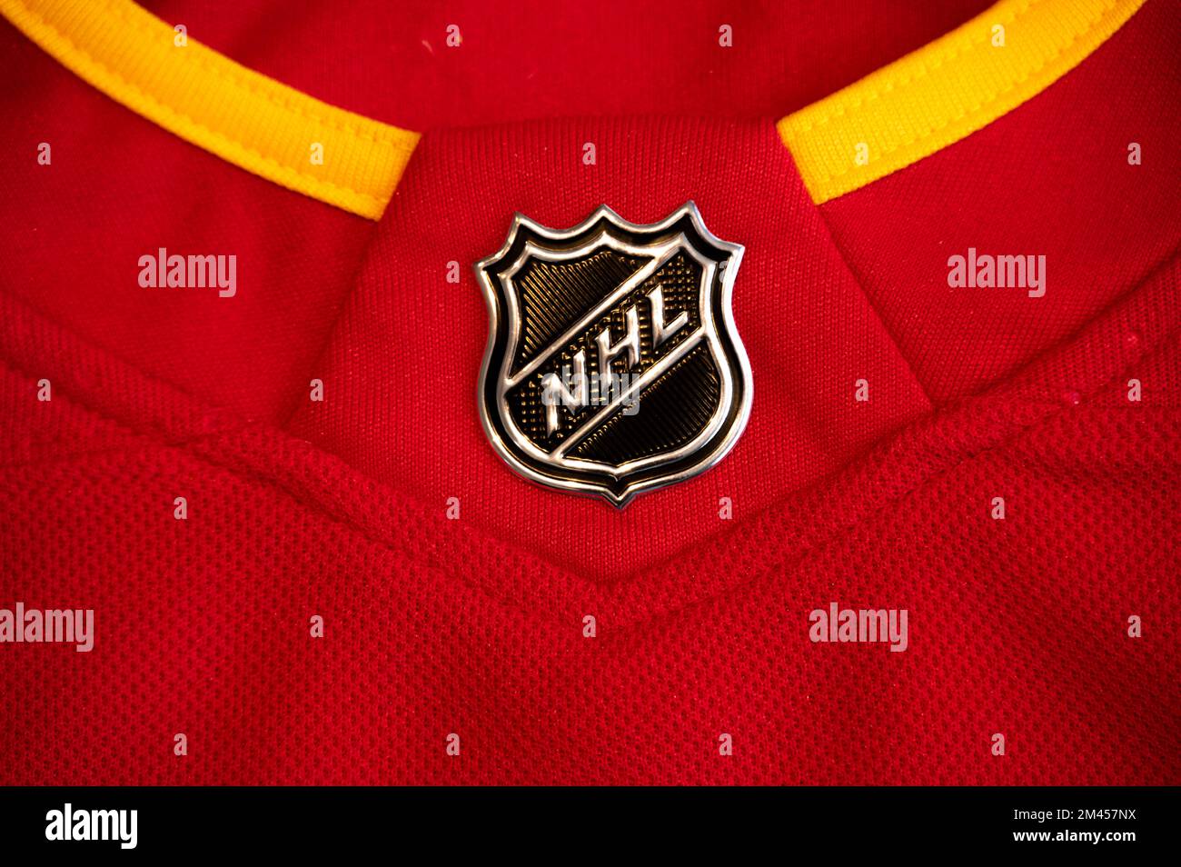 Calgary, Alberta - Dezember 2022: NHL-Logo auf einem offiziellen Trikot von Calgary Flames. Stockfoto