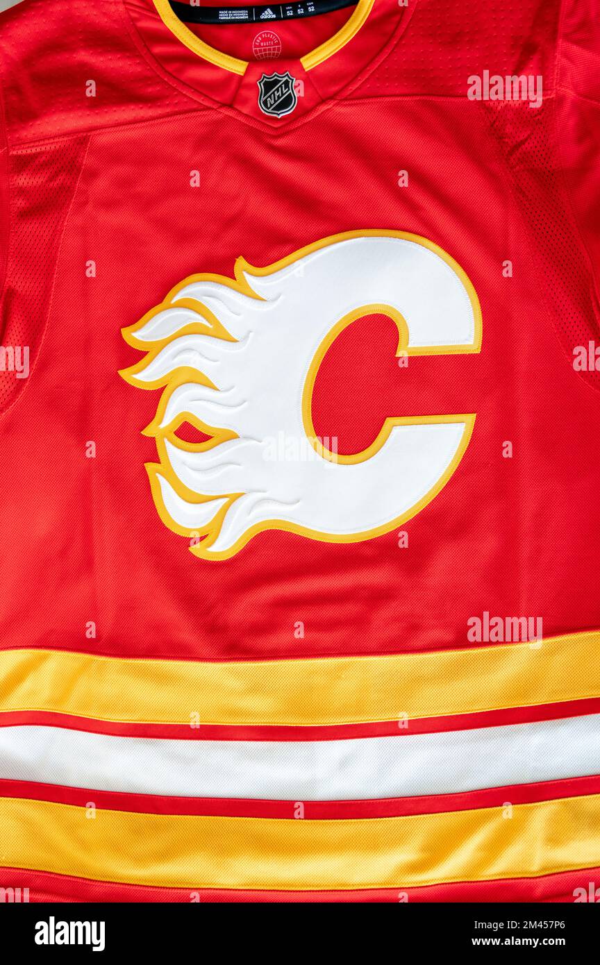 Calgary, Alberta - Dezember 2022: NHL-Hockeyteam, The Calgary Flames, Offizielles Trikot. Stockfoto
