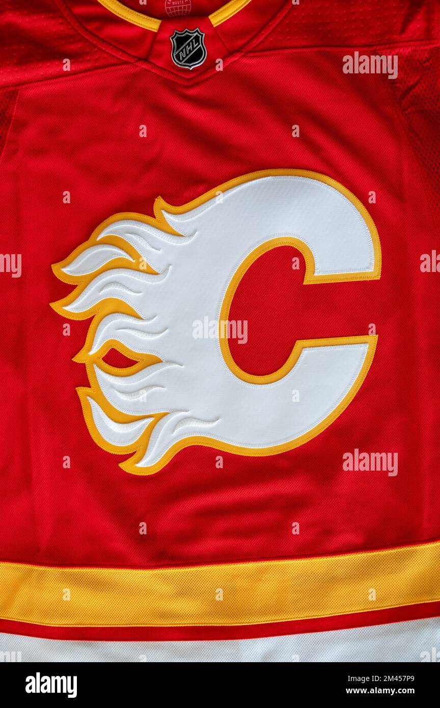 Calgary, Alberta - Dezember 2022: NHL-Hockeyteam, The Calgary Flames, Offizielles Trikot. Stockfoto