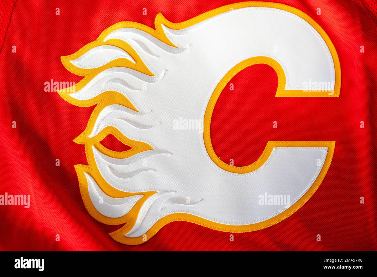 Calgary, Alberta - Dezember 2022: NHL-Hockeyteam, The Calgary Flames, Offizielles Trikot. Stockfoto