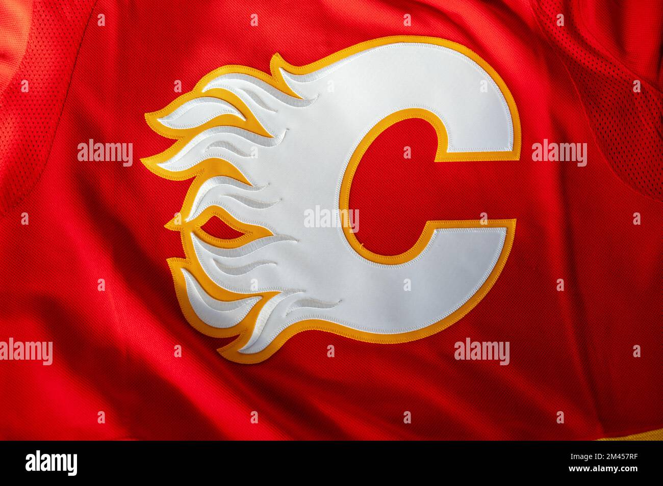 Calgary, Alberta - Dezember 2022: NHL-Hockeyteam, The Calgary Flames, Offizielles Trikot. Stockfoto