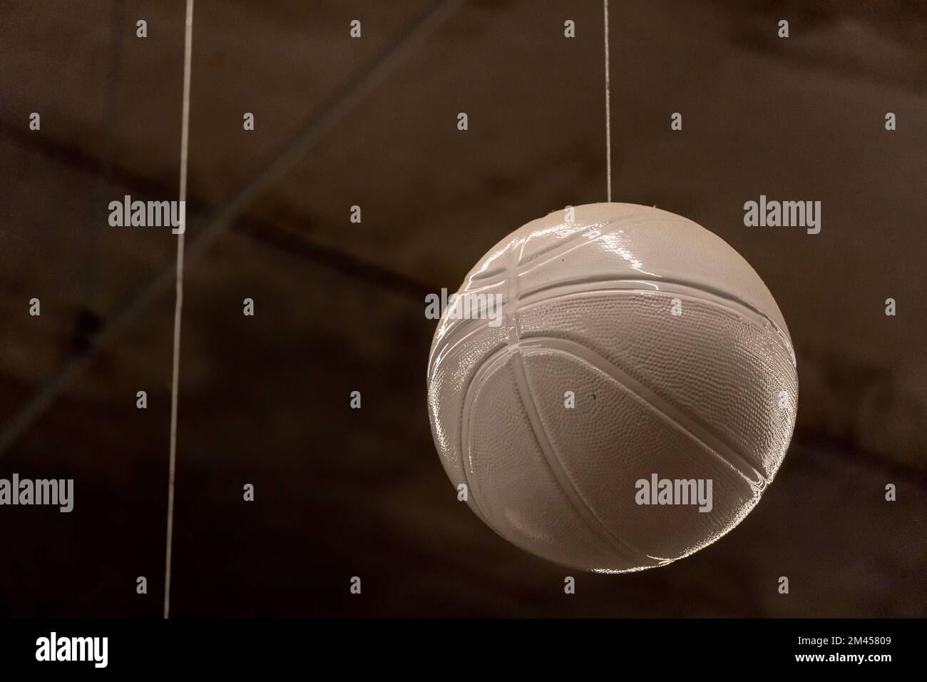 Weißer Basketball in der Luft Stockfoto