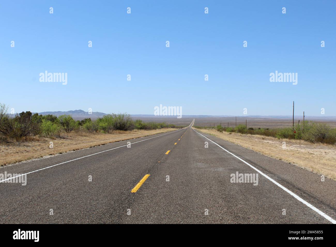 US Route 385 ohne Autos südlich von Fort Stockton, Texas Stockfoto