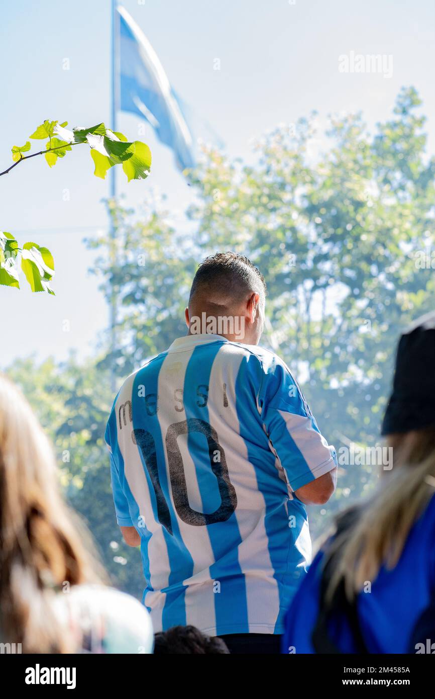 La Plata, Buenos Aires, Argentinien - 18. Dezember 2022: Ein Fan trägt das Trikot Nummer 10 zu Ehren seines Idols Lionel Messi während der Feier Stockfoto