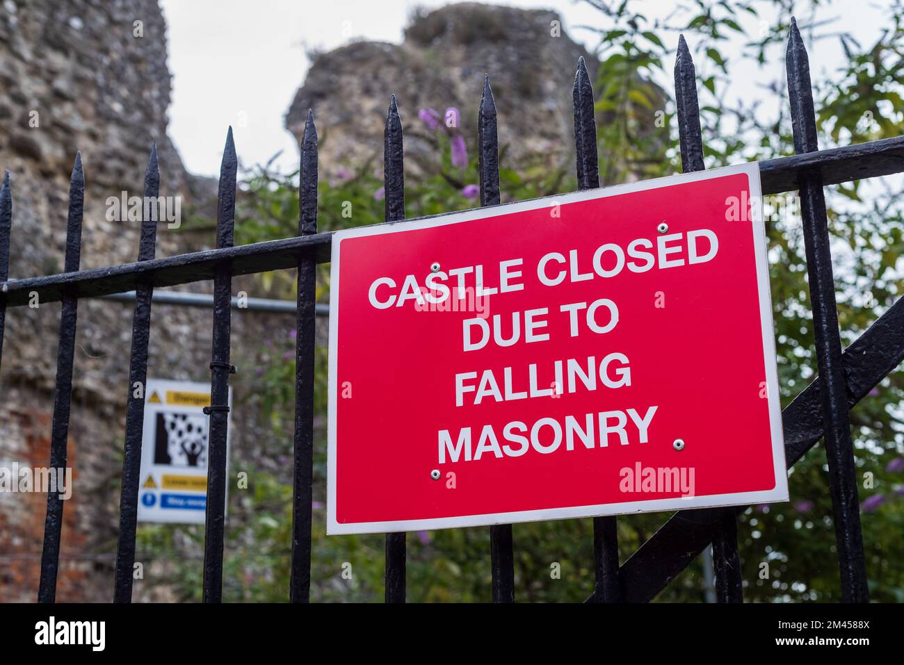Tor geschlossen, Warnschild für fallendes Mauerwerk am Tor der Ruine von Canterbury Castle in Kent, England. Stockfoto