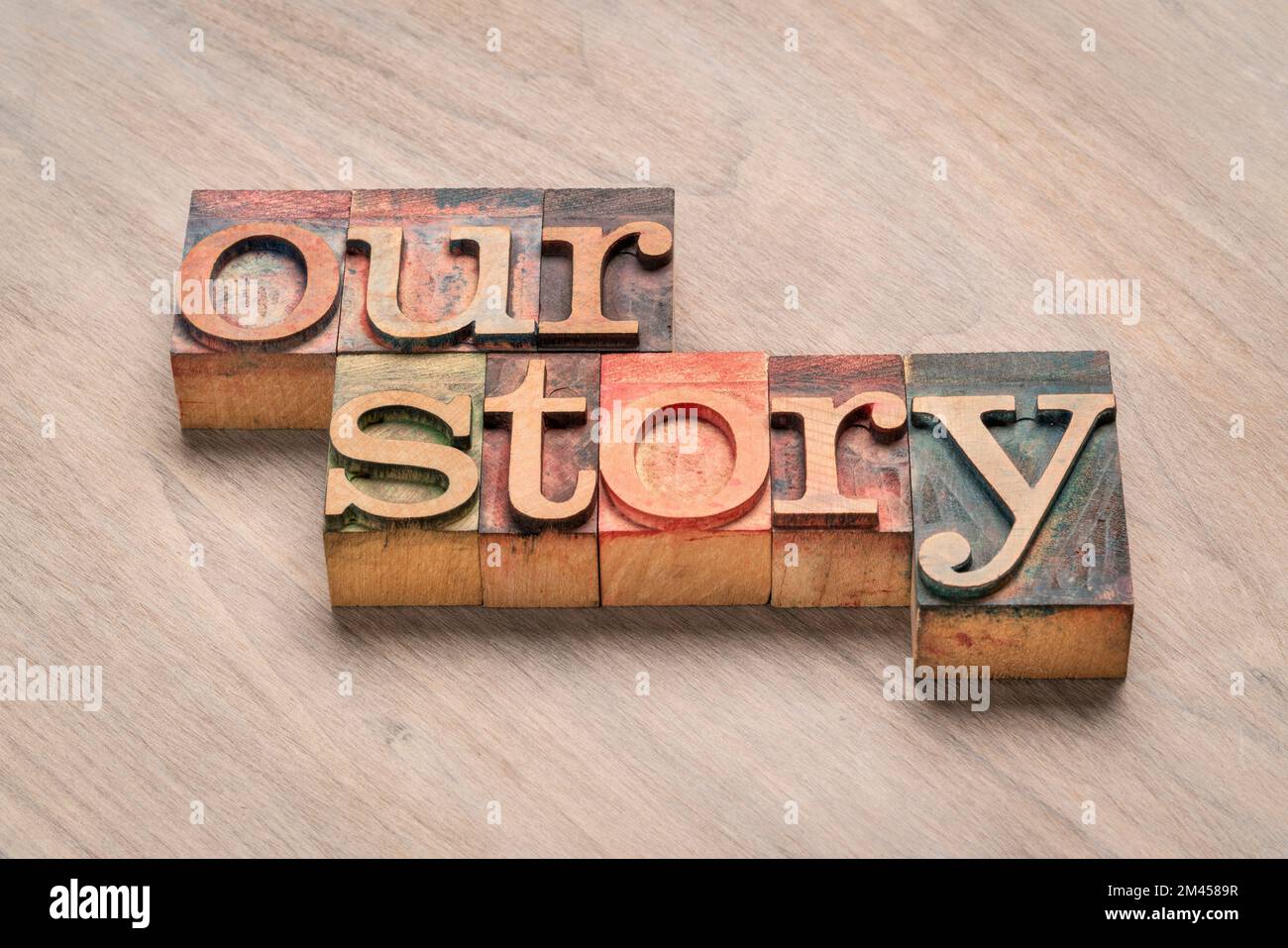 Unser abstraktes Wort in der Letterpressenholzart, das Erfahrungsaustausch und das Konzept des Geschichtenerzählens Stockfoto
