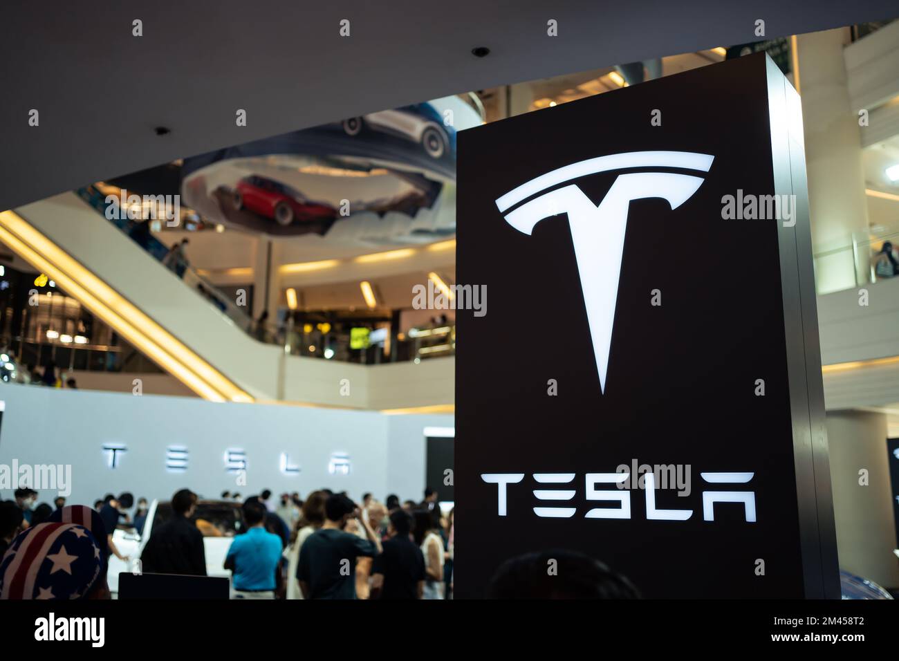 Bangkok, Thailand - 11. Dezember 2022: Tesla Logo bei der Einführungsveranstaltung in Thailand. Stockfoto