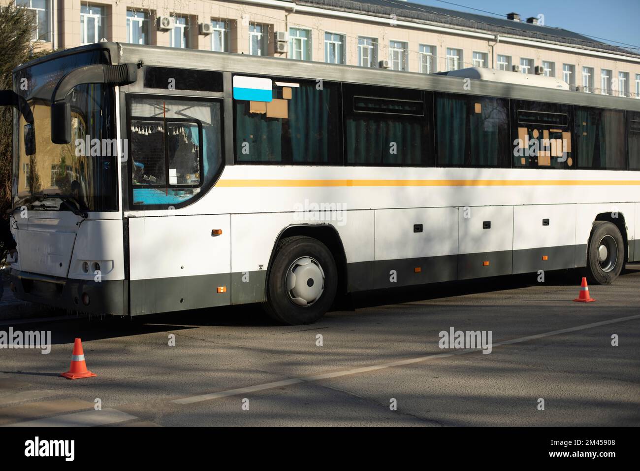 Bus auf der Straße. Öffentliche Verkehrsmittel in der Stadt. Auto auf der Autobahn. Stockfoto