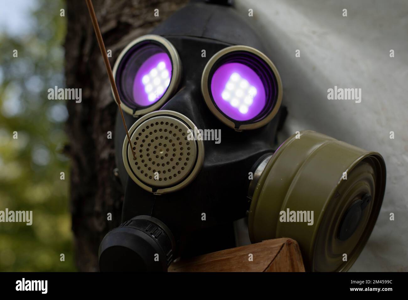 Gasmaske mit Flamme in den Augen. Violettes Licht aus Augenhöhlen. Rauchschutz Altes Ding im Steam-Punk-Stil. Stockfoto