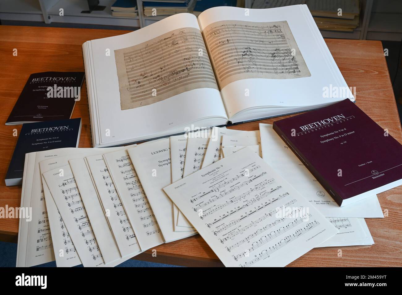 Kassel, Deutschland. 16.. Dezember 2022. Verschiedene Musikblätter von Beethovens Symphonie Nr. 9 mit der Fax-Ausgabe (oben) sind bei Bärenreiter-Verlag erhältlich. Der deutsche Markt für Notenblätter hat eine jahrhundertealte Tradition und einen weltweiten Ruf. Kredit: Uwe Zucchi/dpa/Alamy Live News Stockfoto