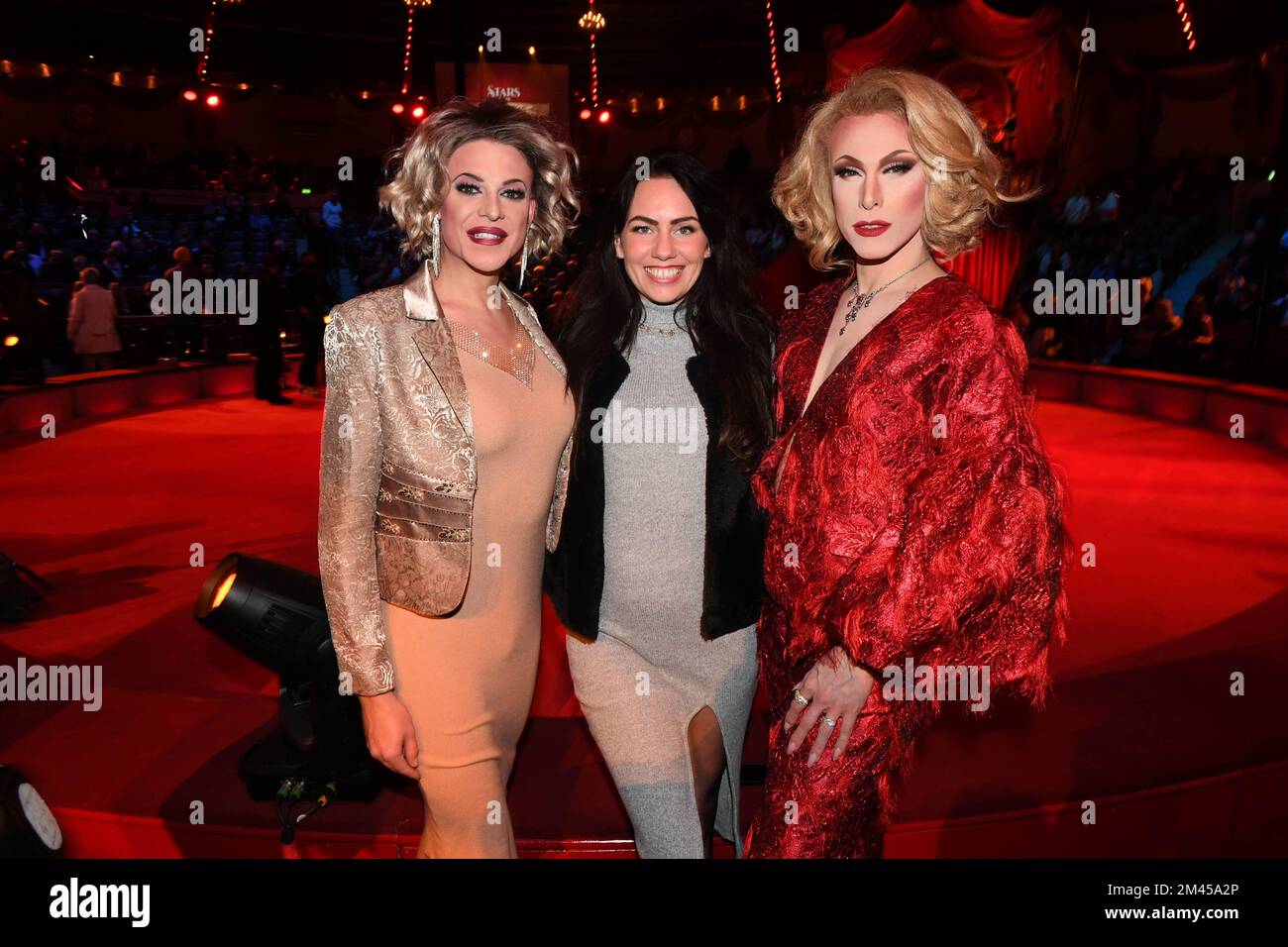 München, Deutschland. 09.. Dezember 2022. Drag Queen Tracy Dash (l-r), Model Sarah Gehring und Drag Queen Dean DeVille stehen im Ring bei Circus Krone während der Aufnahme von „Stars in the Ring“. Die Show findet am 30. Dezember 2022 am 1. Samstag statt. Kredit: Felix Hörhager/dpa/Alamy Live News Stockfoto