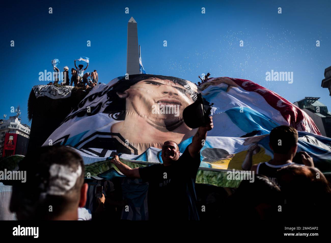 Buenos Aires, Argentinien. 18.. Dezember 2022. Große Flagge mit dem Gesicht von Diego Maradona während der Feier. Nach dem Sieg gegen Frankreich gingen Tausende und Abertausende von Argentiniern auf die Straße, um den Erfolg Argentiniens zu feiern. Kredit: SOPA Images Limited/Alamy Live News Stockfoto