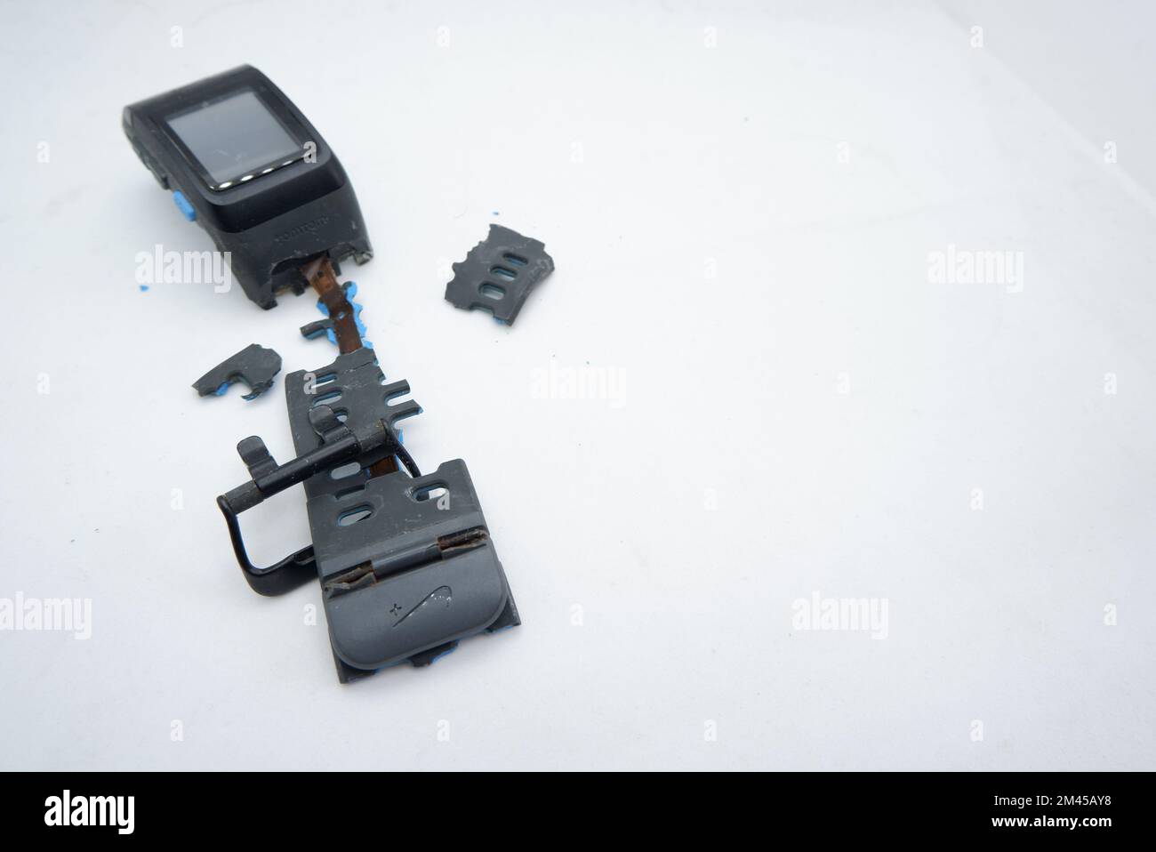 Eine alte, rostige, kaputte Sportuhr mit zerbrochenen Teilen auf weißem Hintergrund Stockfoto