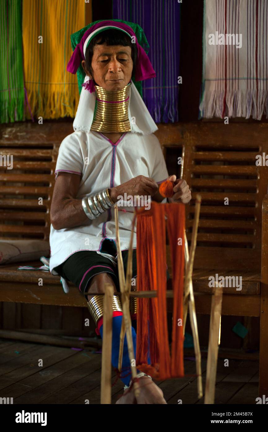 Zwei Padaung (Karen oder Kayan Lahwi) Mädchen, die die traditionellen Metallringe um ihren Hals tragen und in einem Weben in einem offenen, schwimmenden Dorf arbeiten. Myanmar. Stockfoto