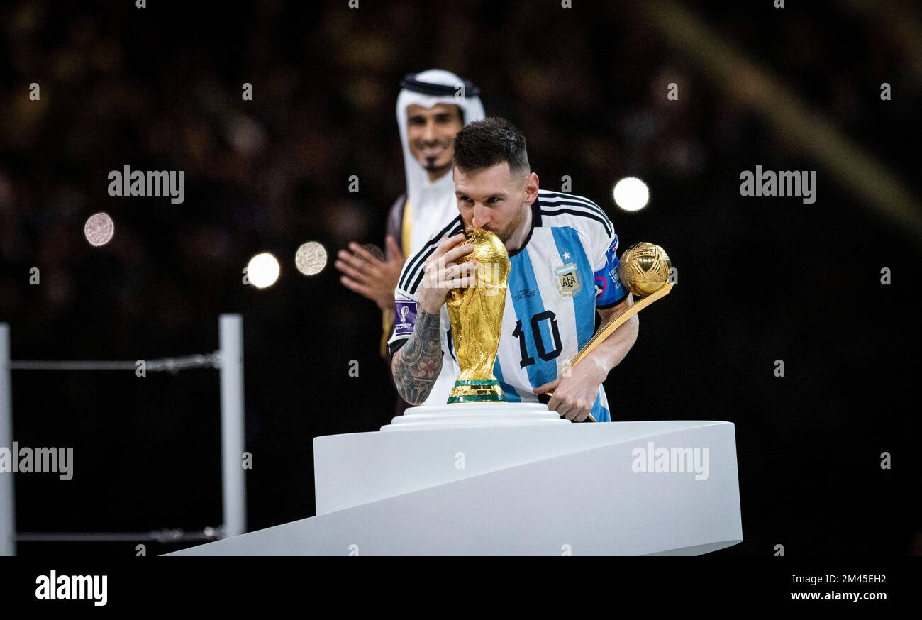 Doha, Katar. 18.. Dezember 2022. Lionel Messi (Arg) mit seiner Trophäe „Bester Spieler“ küsst die Trophäe „Weltmeisterschaft 2022“ Argentinien – Frankreich Endspiel Argentinien – Frankreich Weltmeisterschaft 2022 in Katar 18.12.2022 Kredit: Moritz Muller/Alamy Live News Stockfoto