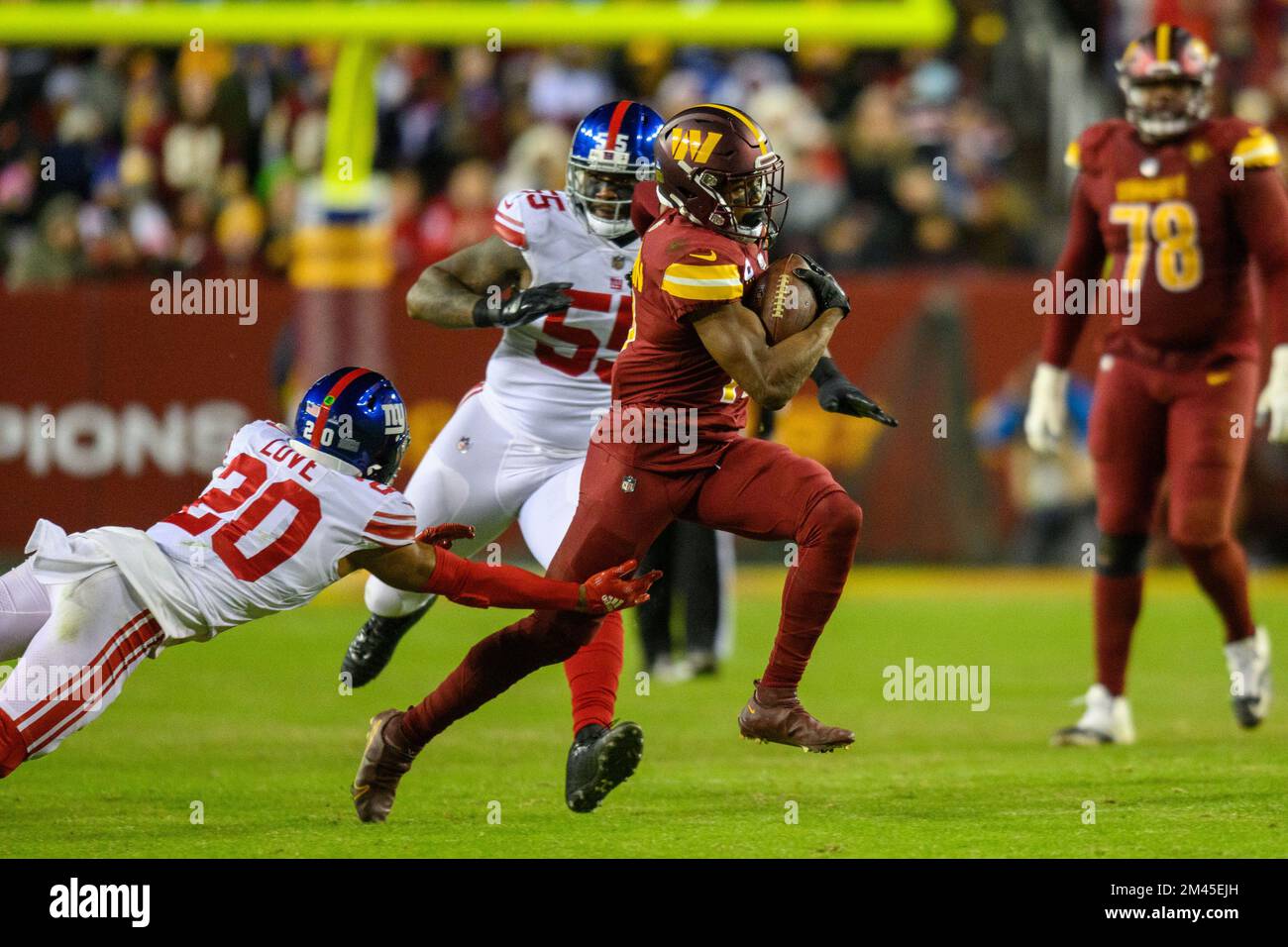 LANDOVER, MD - DECEMBER 18: Washington Commanders Linebackers Coach Steve  Russ on the sidelines during the New York Giants game versus the Washington  Commanders on December 18, 2022, at FedEx Field in