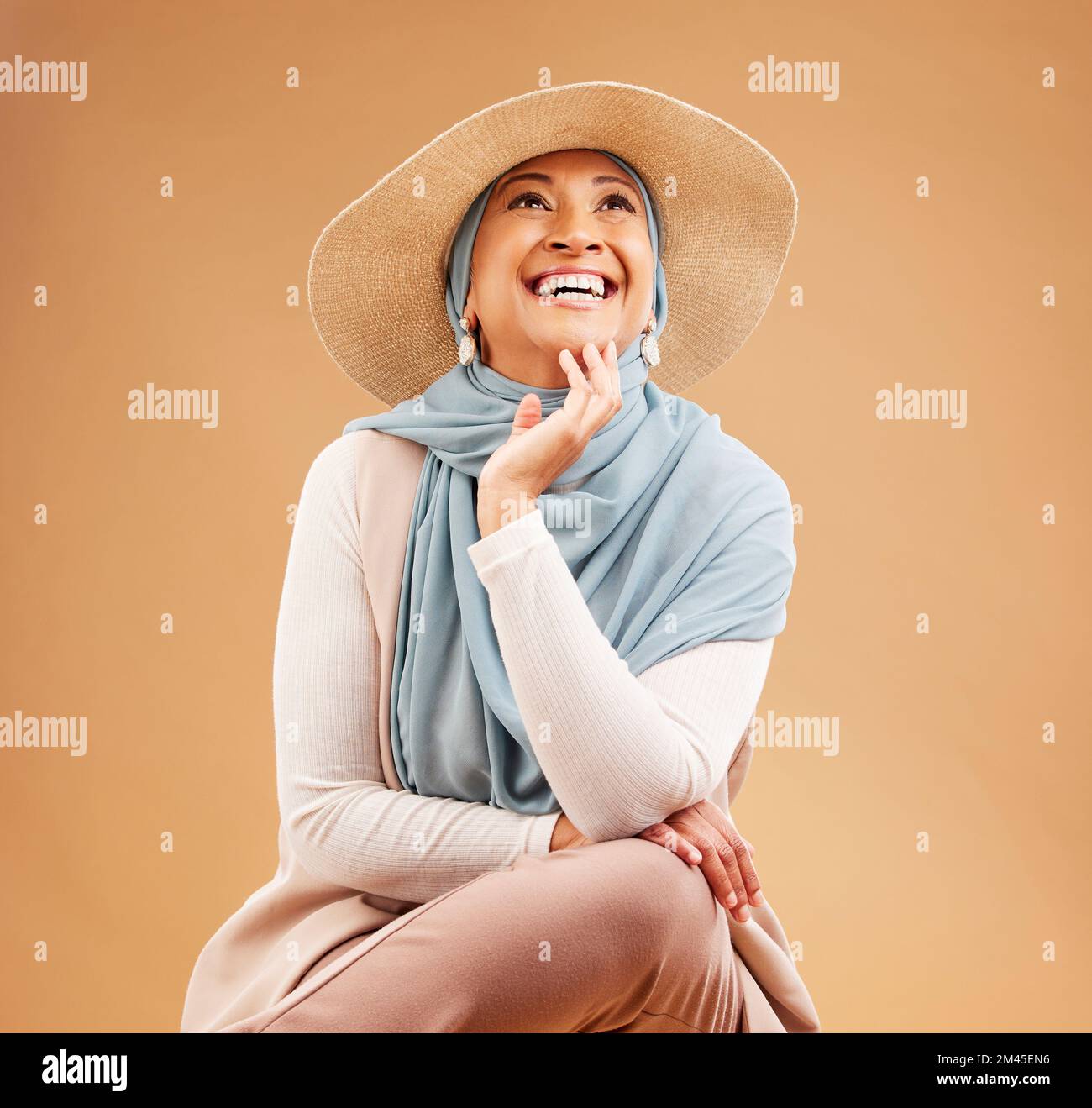 Hijab woman mature -Fotos und -Bildmaterial in hoher Auflösung Bild