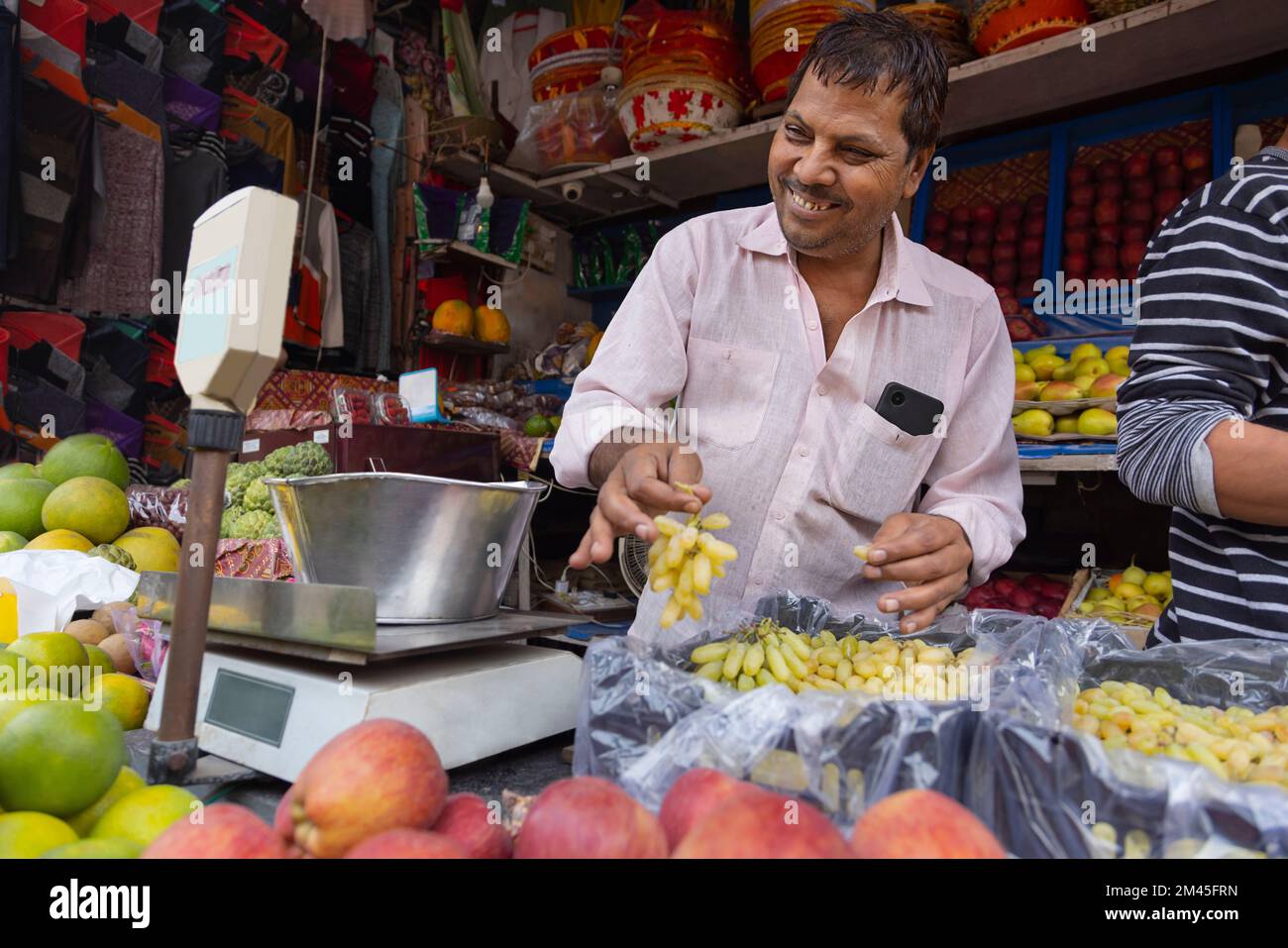 Obstgerichte, die Obst auf dem Markt verkaufen Stockfoto