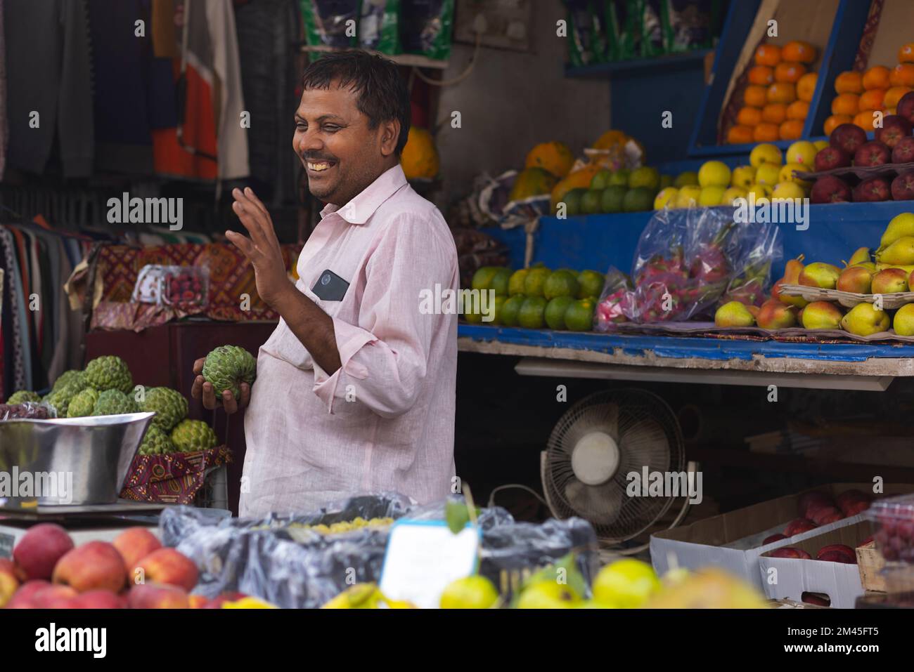 Obstgerichte, die Obst auf dem Markt verkaufen Stockfoto