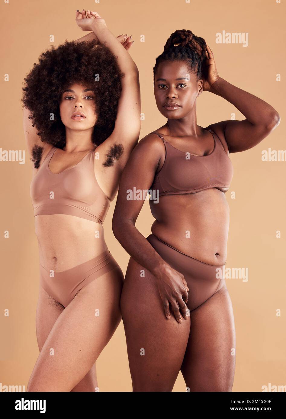 Körperpositive, befähigende und schwarze Frauen mit Körperbehaarung für natürliche Schönheit, Pflege der Haut und Selbstvertrauen auf braunem Studiohintergrund. Ich liebe mich selbst. Stockfoto