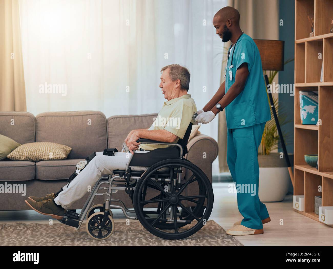 Schwarzer Mann, Senioren- oder Rollstuhlhilfe im Pflegeheim oder Seniorenheim in der chirurgischen Rehabilitation, Physiotherapie oder Healthcare Trust. Krankenschwester, Krankenschwester Stockfoto