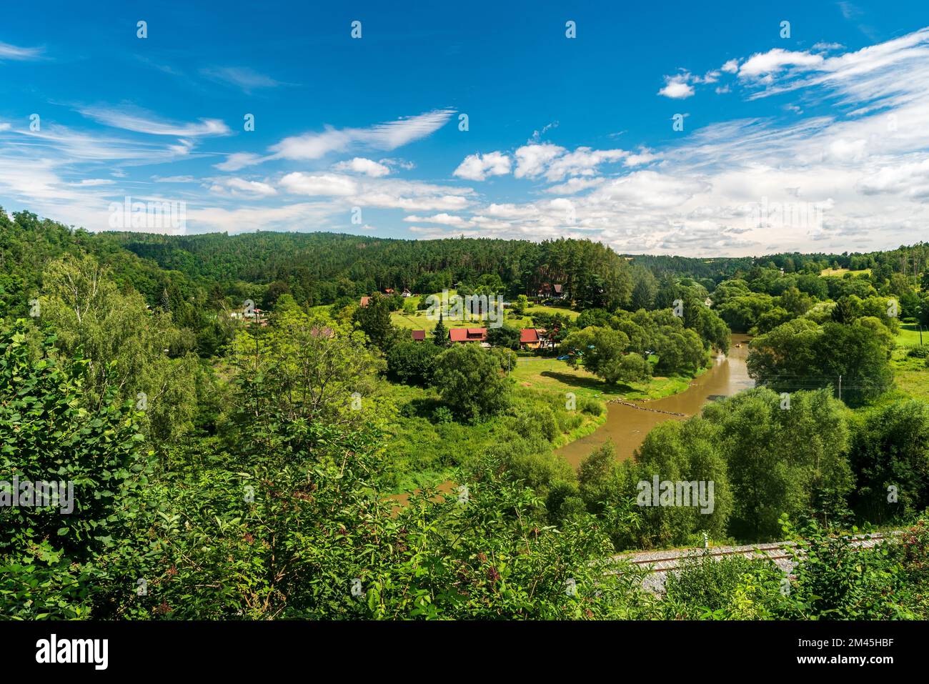 Wunderschöne Landschaft der Region Posazavi in der Nähe der Stadt Sazava in der tschechischen republik mit Eisenbahngleise, Sazava und hügeliger Landschaft mit Wiesen, Wald CO Stockfoto