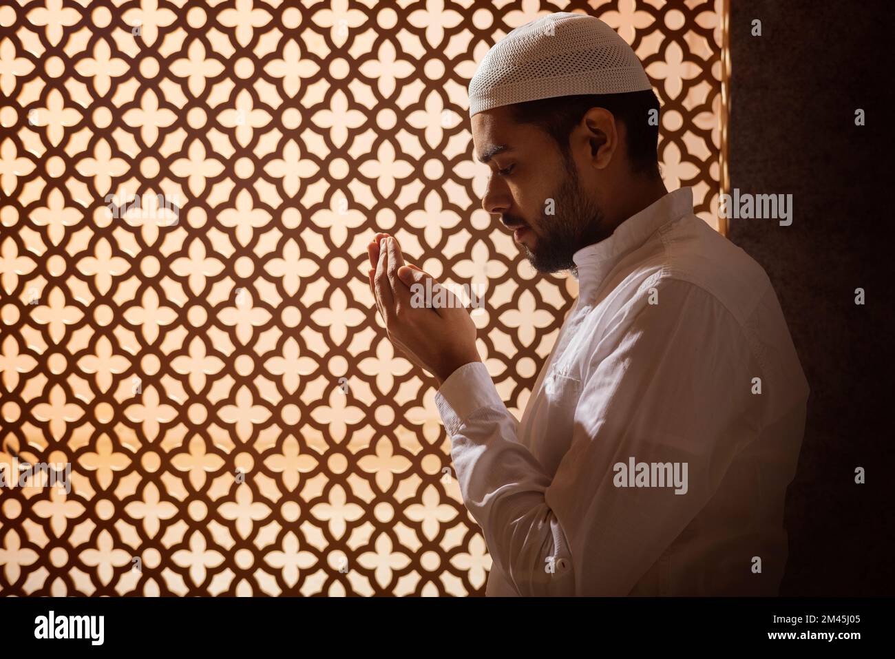 Porträt eines zu Hause betenden Moslems Stockfoto