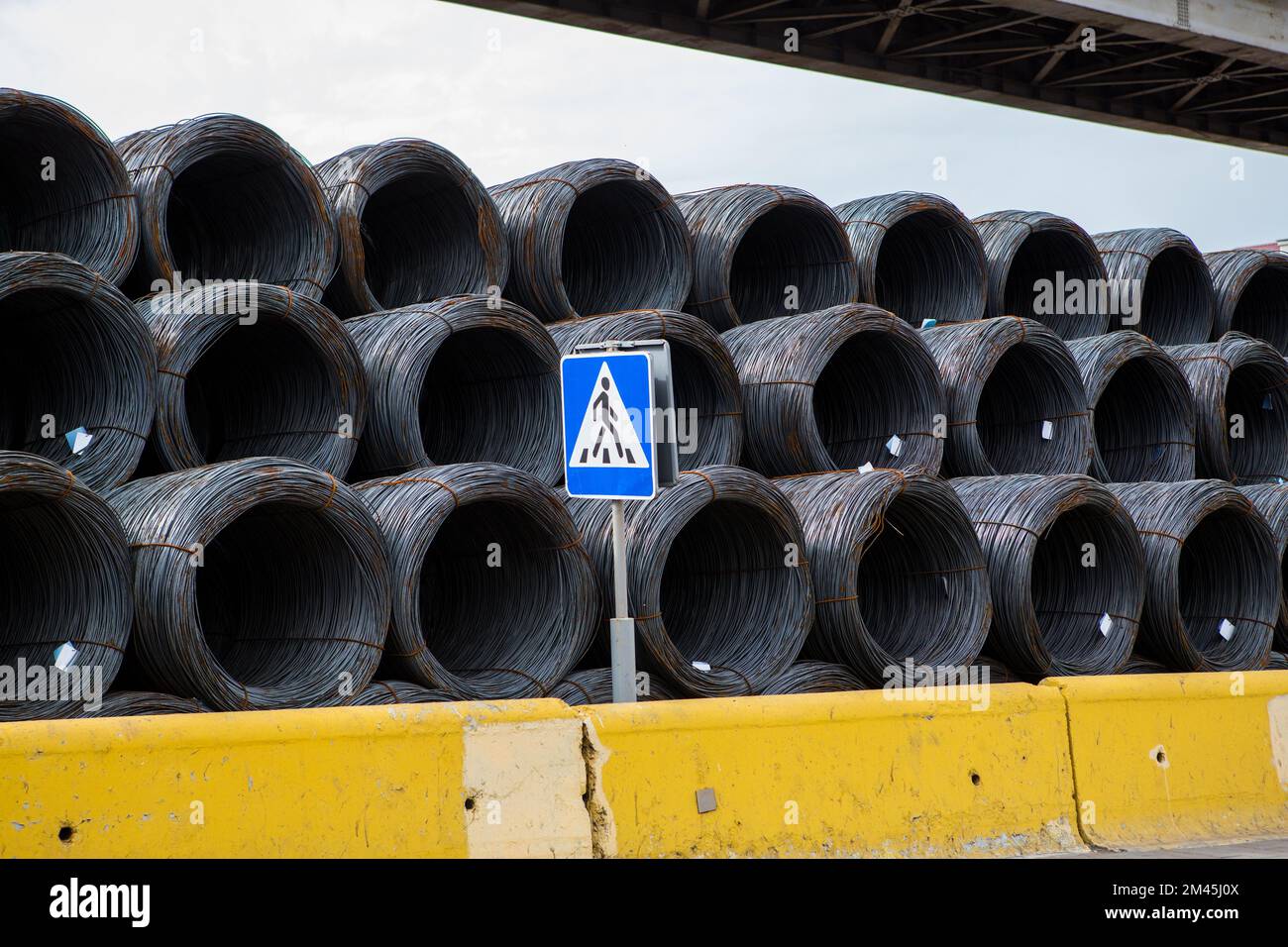 Odessa, Ukraine SIRCA 2018: Seetransport von Fracht. Stahldraht-Buchten am Meeresliegeplatz, die für die Verladung auf Frachtschiffe vorbereitet sind. Dünne Metallverstärkung Stockfoto