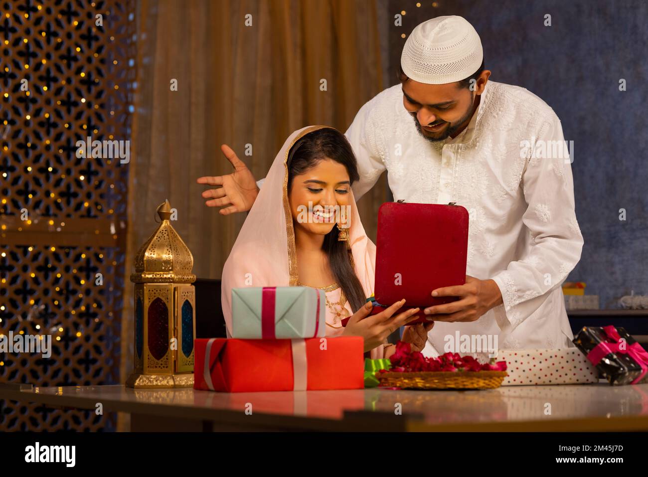 Muslimischer Mann, der seiner Frau während Eid-UL-Fitr ein Geschenk überreichte Stockfoto