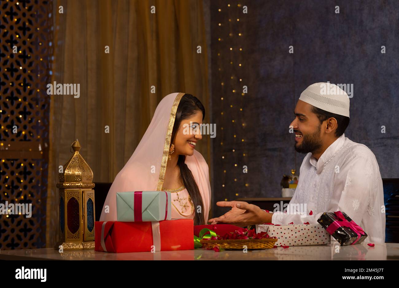 Portrait eines glücklichen muslimischen Paares, das Eid-UL-Fitr zusammen zu Hause feiert Stockfoto