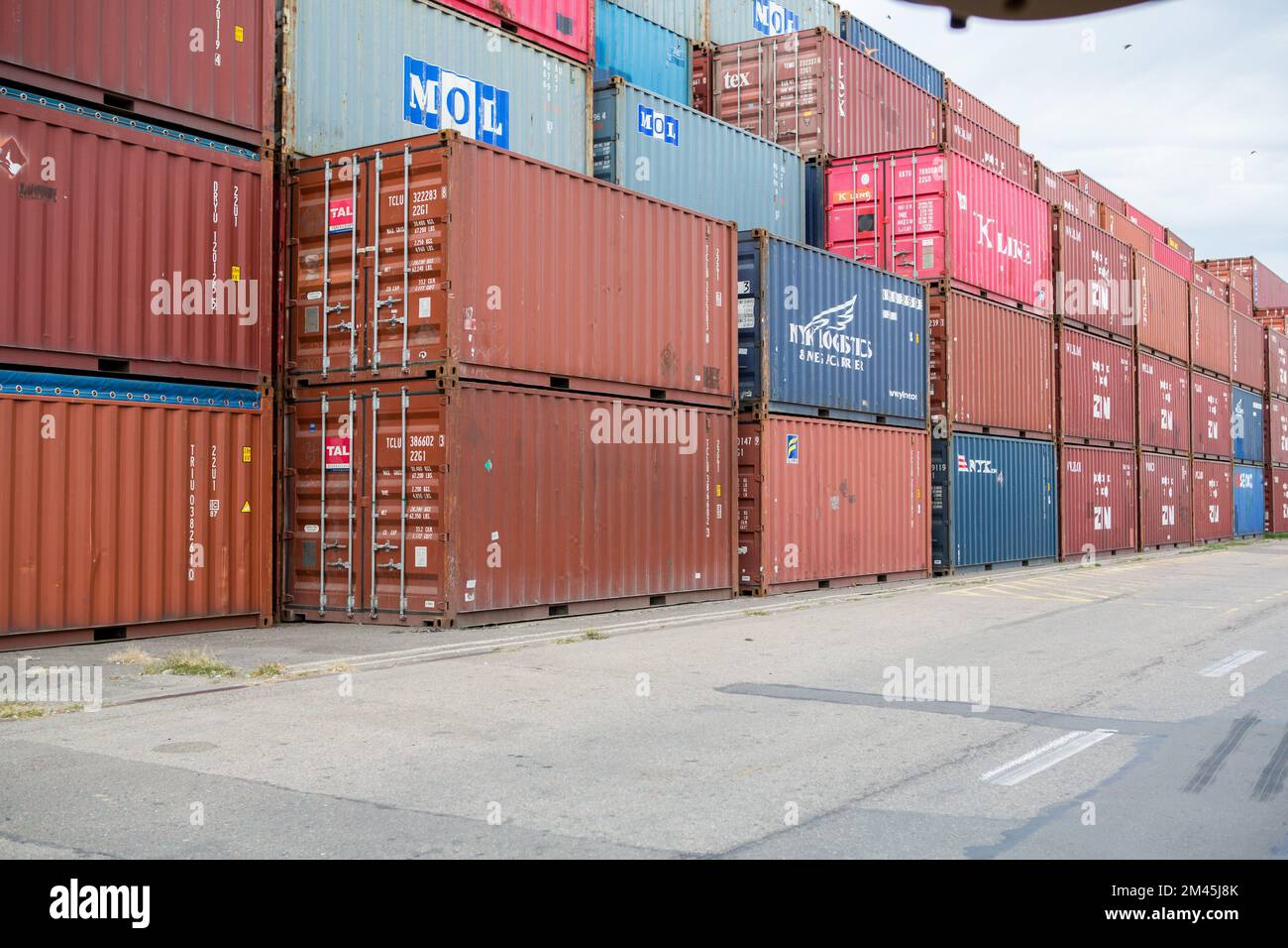 Odessa, Ukraine SIRCA 2018: Industriehafen mit Containern im Stapel. Stockfoto