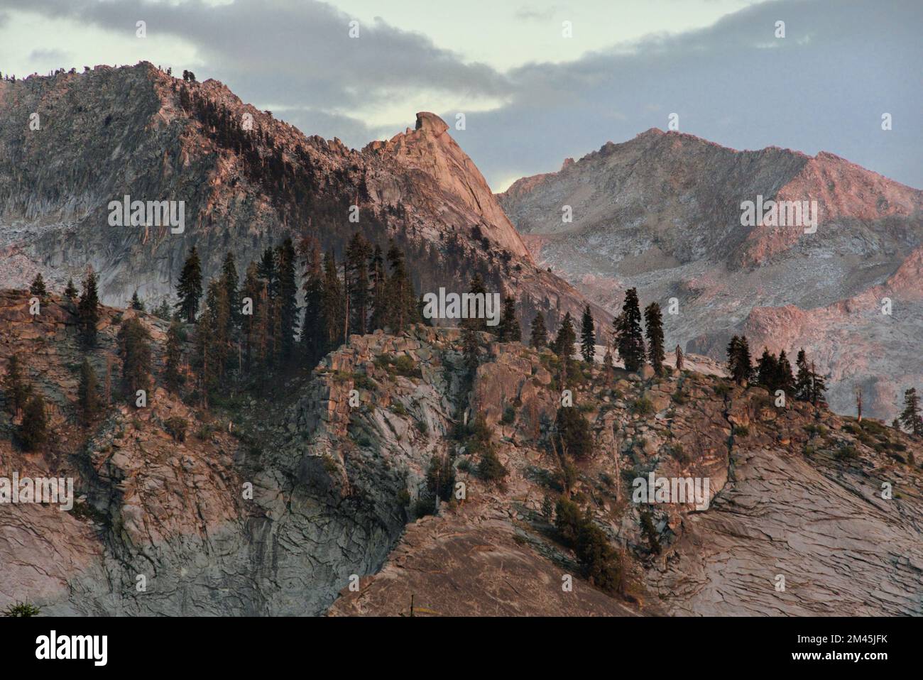 Berggipfel mit Alpinen im Staublicht. Stockfoto