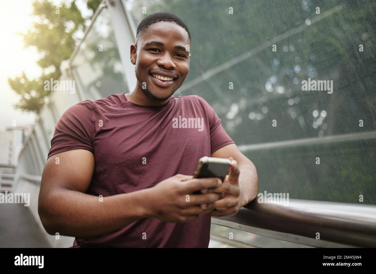 Smartphone, Fitness und schwarzer Mann im Porträt für Wellness-Website, Blog-Tipps Update oder soziale Netzwerke seine Trainingsergebnisse. Sportläufer oder Stockfoto