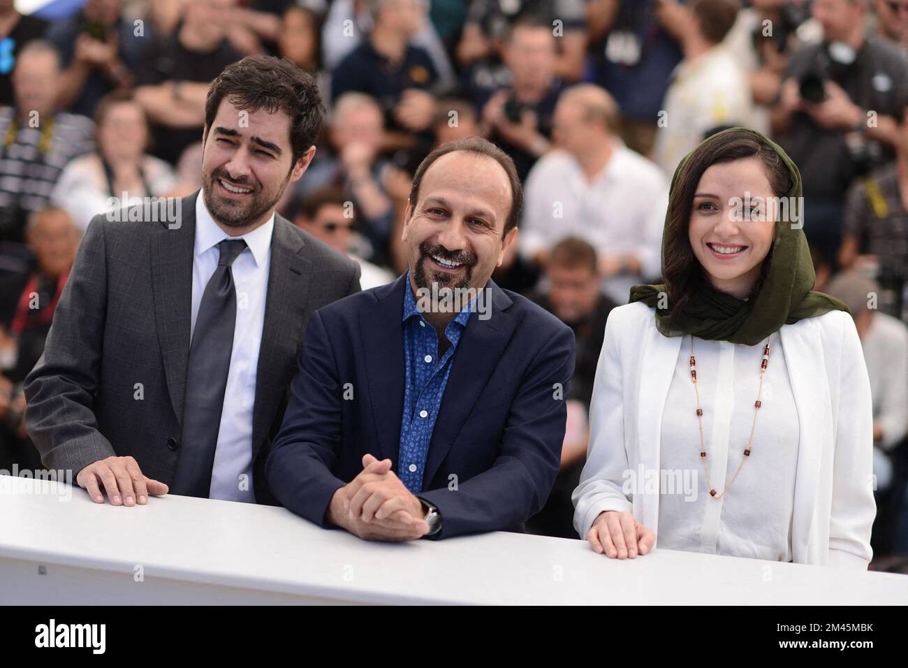 Aktenfoto vom 21. Mai 2016 des iranischen Schauspielers Shahab Hosseini, des iranischen Regisseurs Asghar Farhadi und der iranischen Schauspielerin Taraneh Alidoosti, die am Fotokopierbesuch von Forushande (dem Verkäufer) im Palais des Festivals in Cannes, Frankreich, im Rahmen des Filmfestivals 69. in Cannes teilnahm. Eine der bekanntesten Schauspielerinnen des Iran wurde Tage nach ihrer Kritik an der Hinrichtung eines Mannes verhaftet, der an den landesweiten Protesten beteiligt war, die das Land seit September heimgesucht haben. Taraneh Alidoosti, der im Oscar-prämierten Film „der Verkäufer“ von 2016 die Hauptrolle spielte, hatte den Erhängen von Mohsen Shekari verurteilt, der getötet wurde Stockfoto