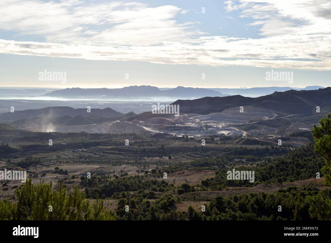 Panoramablick auf eine offene Grube in Spanien Stockfoto