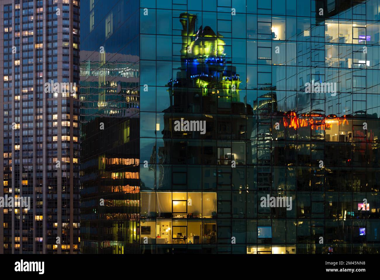 Spiegelung des InterContinental Hotels in Magnificent Mile, Chicago. Stockfoto